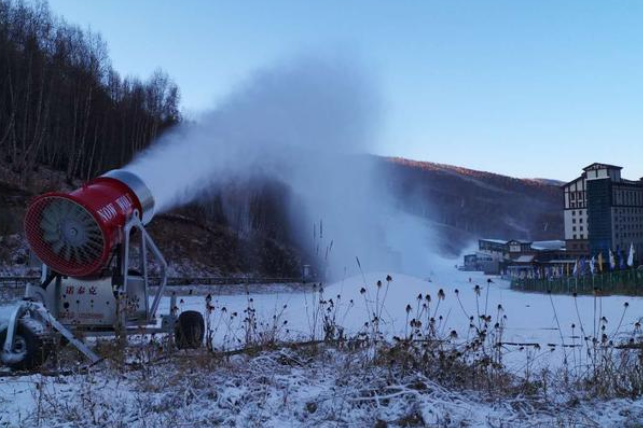 滑雪場建設(shè)中的飄雪機(jī)怎么操作？